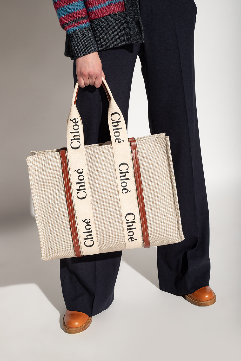 トートバッグ CHLOE TOTES BEIGE WOODY TOTES Chloé キャンバス製Chloé Carryトートバッグ のベージュ | Chloé JP